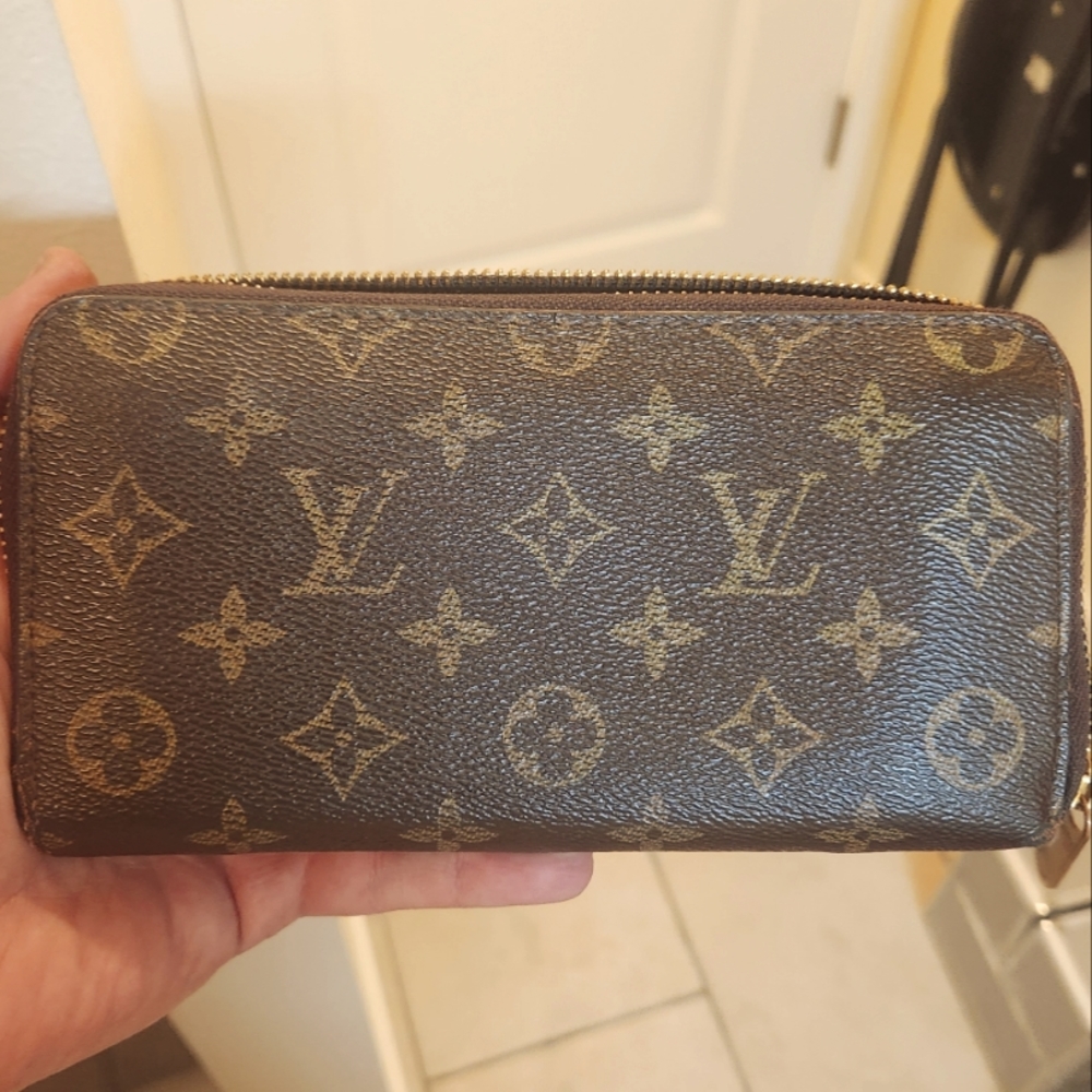 Women's LOUIS VUITTON ZIPPY WALLET